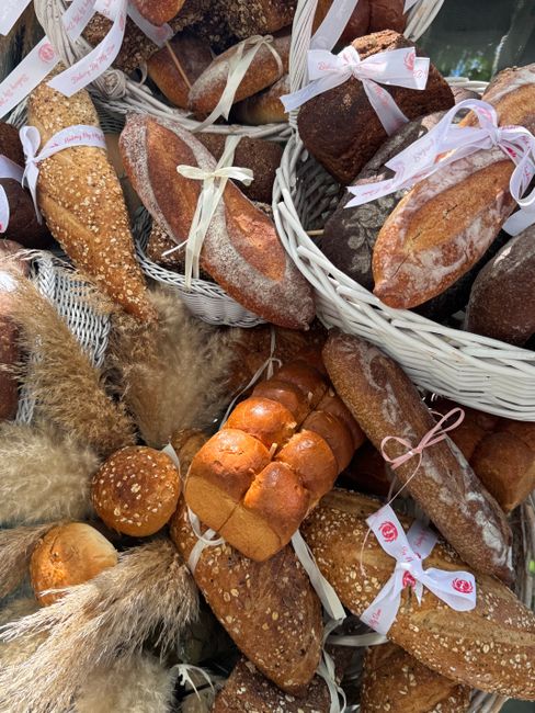 Verschiedene selbstgebackene Brotsorten im Vergleich