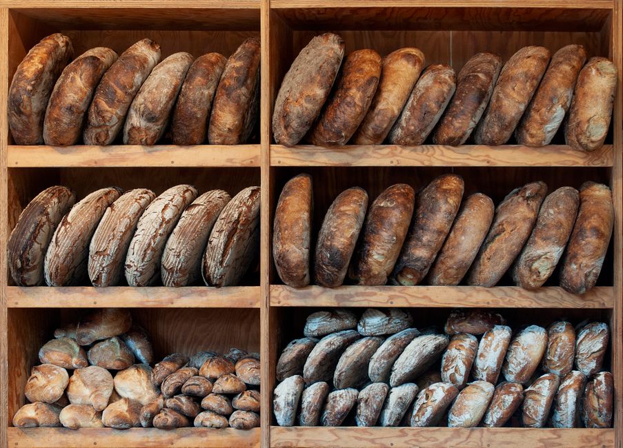Brot wird in einem Brotkasten aus Holz aufbewahrt