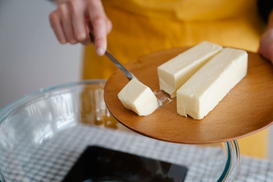 Butter als Backzutat auf einem Holzbrett