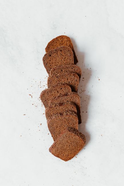 Aufgeschnittenes reines Roggenbrot mit dichter Krume