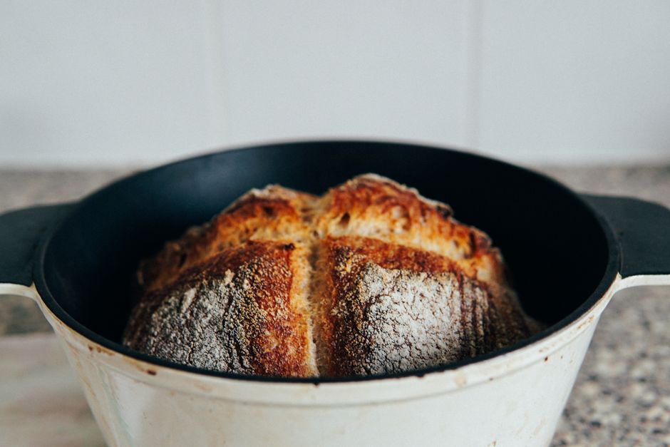 Brot backt in einem gusseisernen Topf