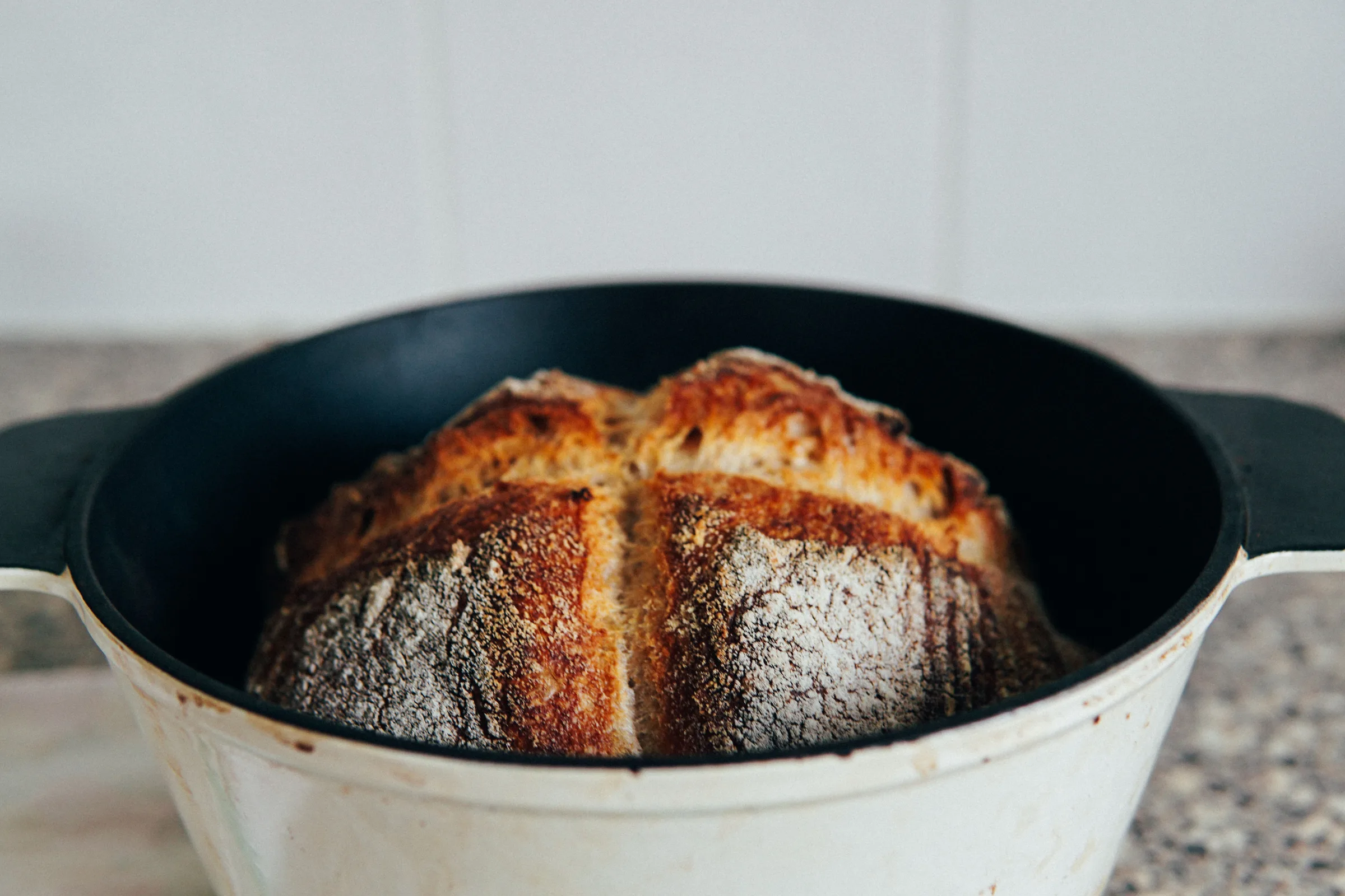 Gusseiserner Topf oder Backstein: Was bringt beim Brotbacken wirklich mehr?