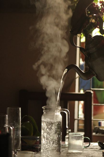 Wasser wird aus einem Krug in ein Glas gegossen