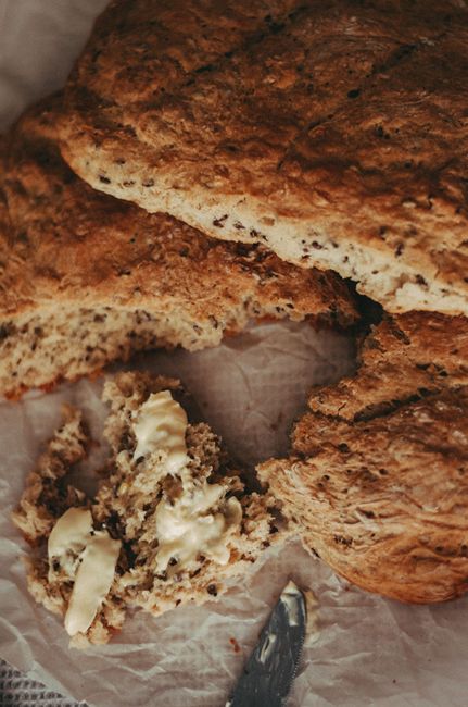 Frisch gebackenes schnelles Brot ohne Hefe mit eingeschnittenem Kreuz