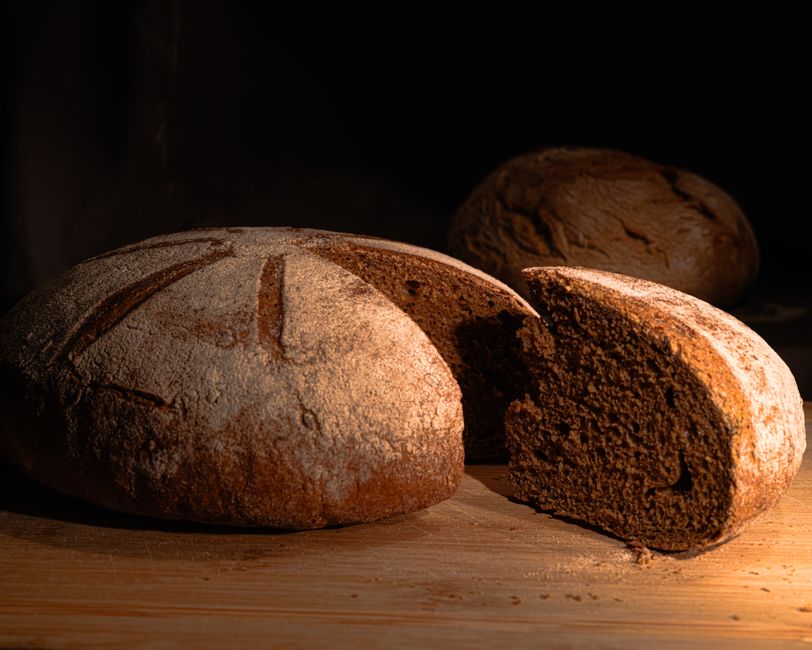 Rustikales Bauernbrot mit dunkler Roggenkruste