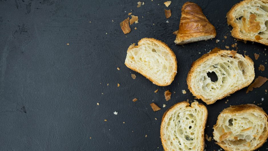 Aufgeschnittenes Brot mit sichtbarer Krumenstruktur
