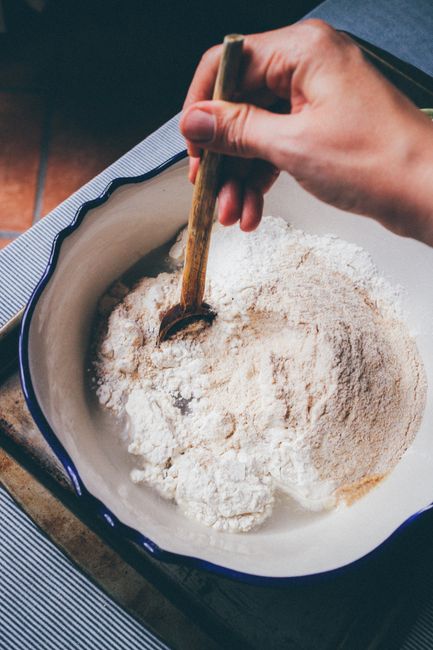 Sauerteig-Anstellgut wird mit Mehl und Wasser gefüttert