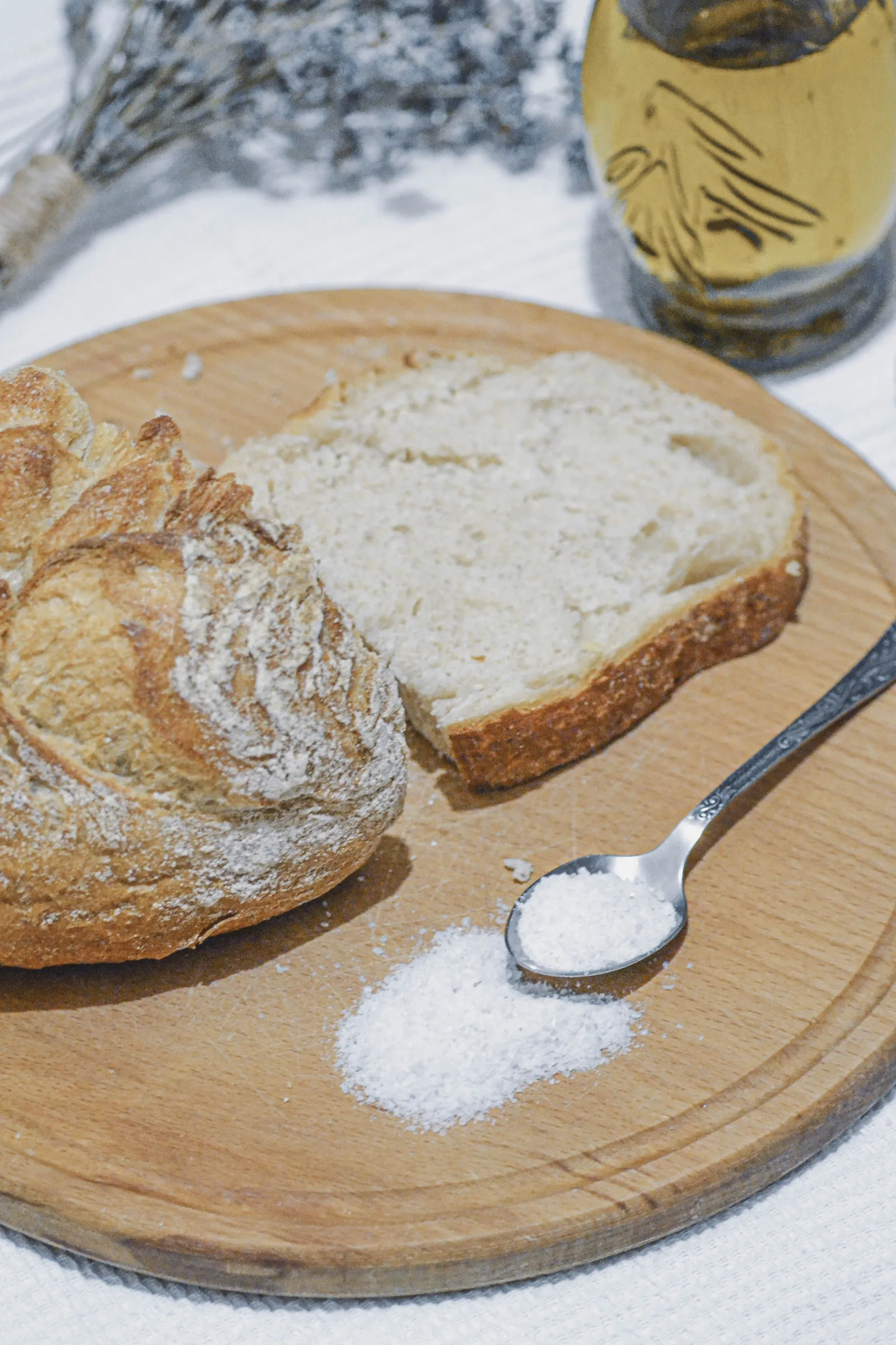 Frisch gebackenes Brot mit grobem Salz bestreut, serviert auf einem Holzbrett